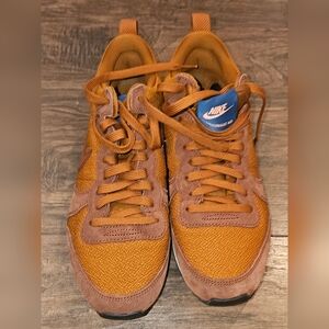 Rare Women’s NIKE Internationalist MID Sneaker Brown Size 8.5 (683967-202)